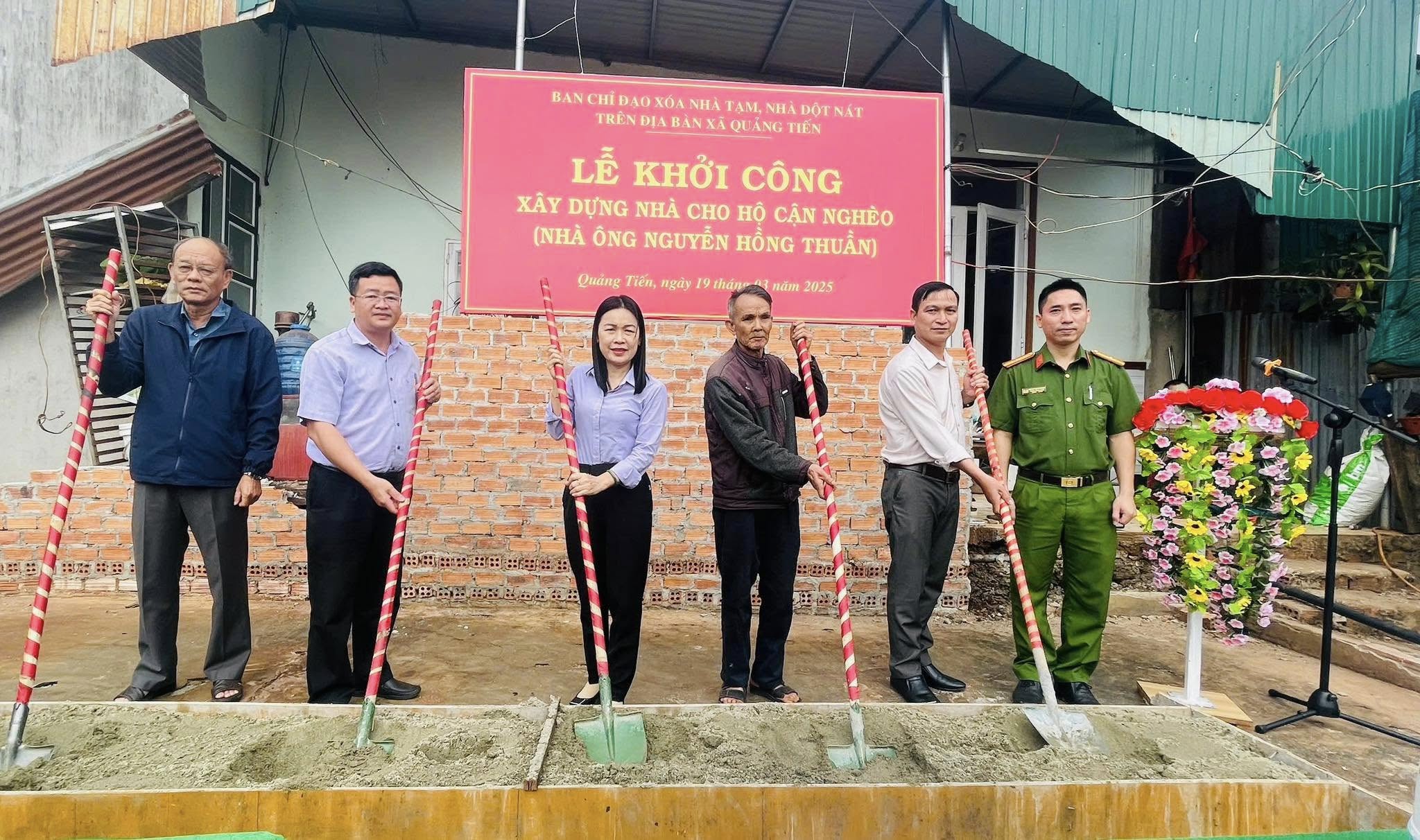 Lễ khởi công xây dựng nhà ở cho gia đình ông Nguyễn Hồng Thuần thuộc hộ cận nghèo ở thôn Tiến Thịnh